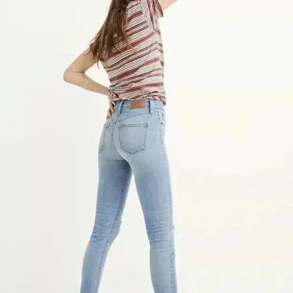 Madewell 9" High-Rise Skinny Jeans in Ontario Wash: Distressed-Hem Editi… - Picture 3 of 10